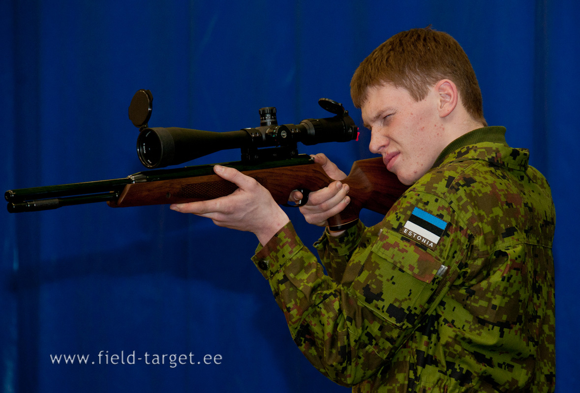 Noorkotkaste laskeasendist paistab selge riigikaitsealane ettevalmistus välja